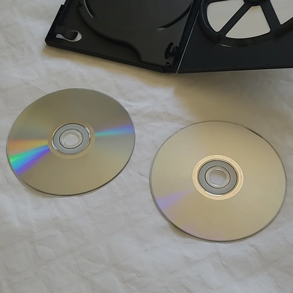 WALKING DEAD DVDs Seasons 1, 2 & 3 - Picture 5 of 14